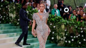 The Met Gala surrenders to Latin power: Bad Bunny and Jennifer Lopez rule the great catwalk of global fashion |  Style