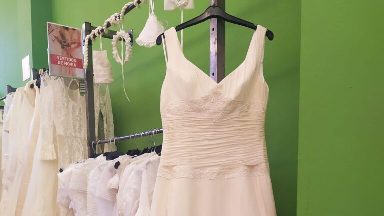 SECOND HAND FASHION |  Second-hand fashion reaches weddings and communions: bargains from €30 on bridal and sailor suits